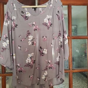 Torrid plus sz 1 gray floral blouse